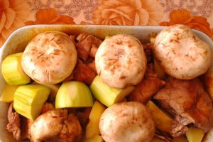 Iepure impanat cu usturoi si garnitura de ciuperci, cartofi si dovlecel