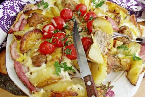 Omleta la cuptor, cu cartofi si preparate din carne