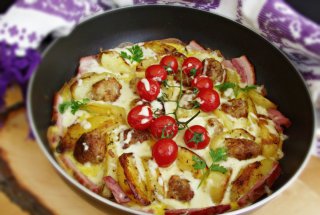 Omleta la cuptor, cu cartofi si preparate din carne