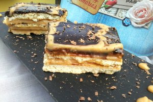 Prajitura cu foi si crem caramel