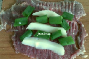 Rulouri din pulpa de porc umplute cu cascaval si ceapa verde