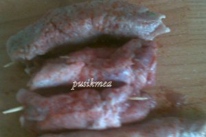Rulouri din pulpa de porc umplute cu cascaval si ceapa verde