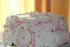 Tort cu dulceata de trandafiri