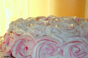 Tort cu dulceata de trandafiri