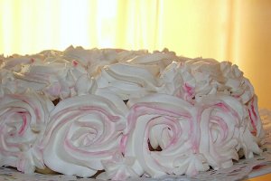 Tort cu dulceata de trandafiri