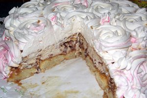 Tort cu dulceata de trandafiri