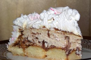 Tort cu dulceata de trandafiri