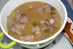 Stufat din limba de porc cu menta, leurda si lamaie