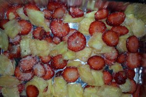 Prajitura cu iaurt,ananas si capsuni(fara zahar)
