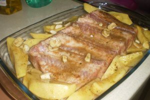 Coaste de porc cu cartofi la cuptor