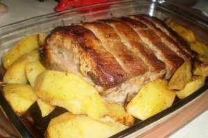 Coaste de porc cu cartofi la cuptor