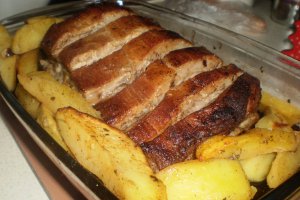 Coaste de porc cu cartofi la cuptor