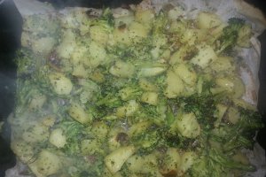 Cartofi cu broccoli si ciuperci la cuptor