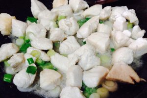 Piept de pui cu ceapa verde si branza caciotta