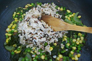 Salată caldă de orez cu leurdă și porumb