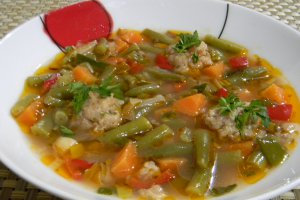 Ciorba de fasole verde cu perisoare