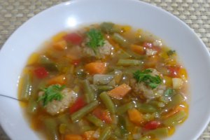 Ciorba de fasole verde cu perisoare