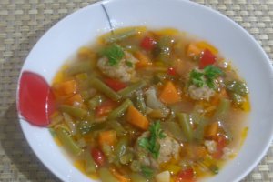 Ciorba de fasole verde cu perisoare