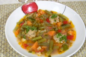 Ciorba de fasole verde cu perisoare
