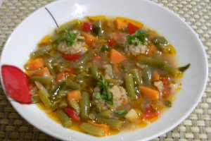 Ciorba de fasole verde cu perisoare