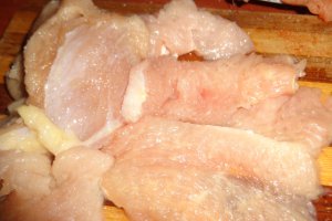 Salata de ciuperci cu smantana, castraveti murati si curcan