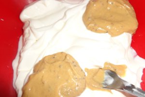 Salata de ciuperci cu smantana, castraveti murati si curcan
