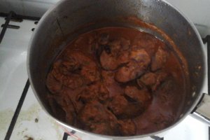 Ficăței de pasăre in sos de bulion cu piure de cartofi