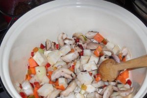 Spaghete cu chiftele în sos vânătoresc