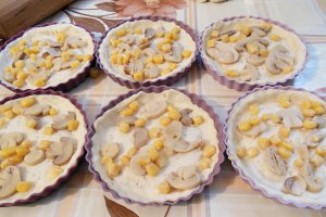 Mini tarte cu ciuperci si porumb