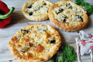 Mini tarte cu ciuperci si porumb