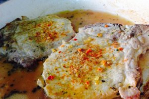 Cotlet de porc in sos de unt cu ceapa verde si piure