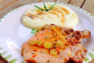 Cotlet de porc in sos de unt cu ceapa verde si piure