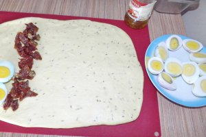 Paine umpluta cu oua fierte si rosii deshidratate in ulei