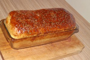 Paine umpluta cu oua fierte si rosii deshidratate in ulei