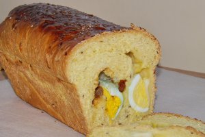 Paine umpluta cu oua fierte si rosii deshidratate in ulei