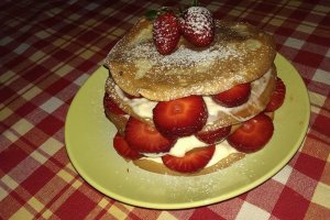 Pancakes cu crema de vanilie si capsuni