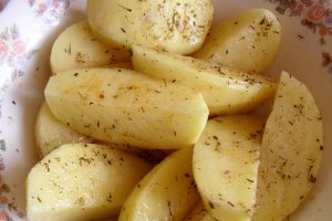 Pulpe de pui cu cartofi aromati la cuptor