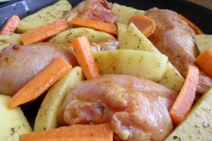 Pulpe de pui cu cartofi aromati la cuptor