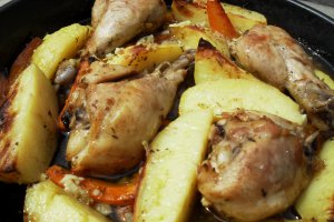 Pulpe de pui cu cartofi aromati la cuptor