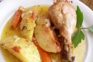 Pulpe de pui cu cartofi aromati la cuptor