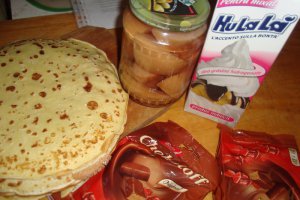 Tort de clatite cu sos caramel