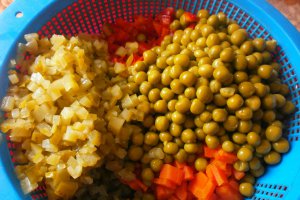 Salata de legume cu piept de pui si maioneza