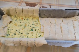 Placinta cu branza, verdeata si porumb in foietaj