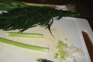 Cartofi noi cu marar si smantana cu usturoi verde