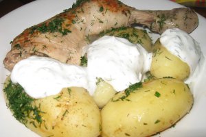Cartofi noi cu marar si smantana cu usturoi verde