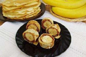 Clatite cu fineti si banane - un an de bucataras