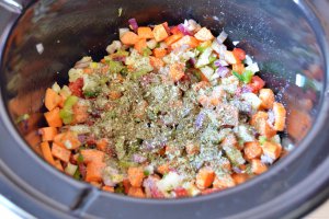 Carne de vitel in sos de legume cu vin la slow cooker Crock-Pot