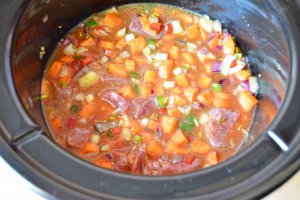 Carne de vitel in sos de legume cu vin la slow cooker Crock-Pot