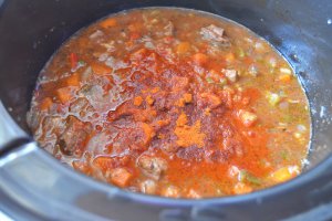 Carne de vitel in sos de legume cu vin la slow cooker Crock-Pot
