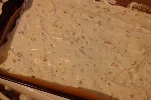 Prajitura cu blat de cacao si bezea cu nuca